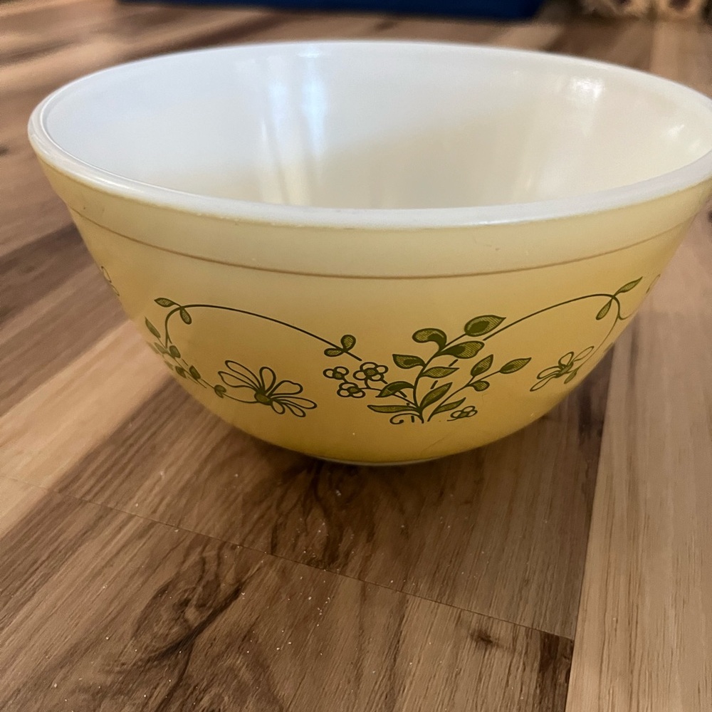 Vintage Pyrex 402 Shenandoah Mixing Nesting Bowl Yellow 1.5 Liter